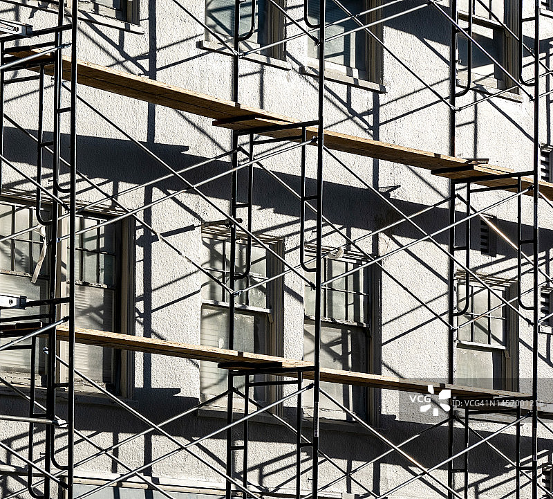 公寓楼上的脚手架图片素材