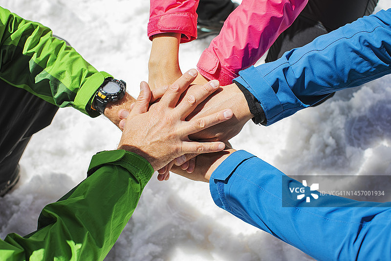 人们的手在雪地里紧紧相依图片素材