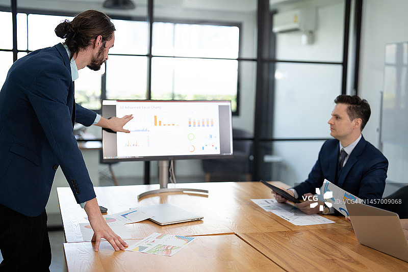 领导团队会议：部门负责人讲解销售和营销进度图表图片素材