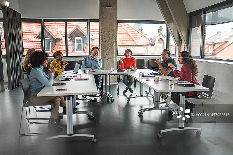 明亮办公室里的高效团队会议图片素材