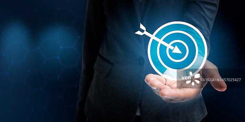 激励目标：箭中靶心的圆形靶，目标设定概念图片素材