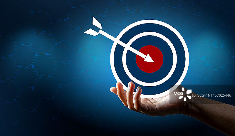 激励目标：箭中靶心的圆形靶，目标设定概念图片素材