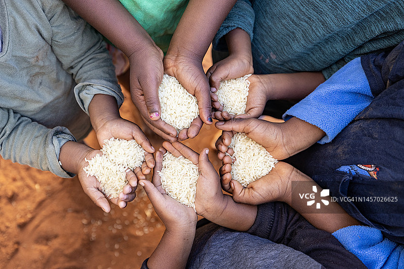 非洲的贫困：慈善组织向非洲儿童分发食物图片素材