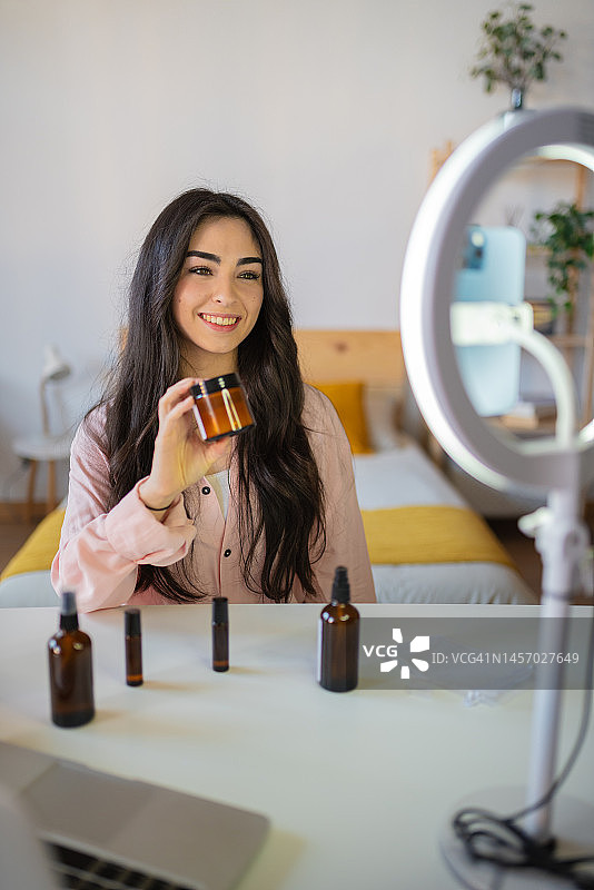 年轻女子直播美妆产品图片素材