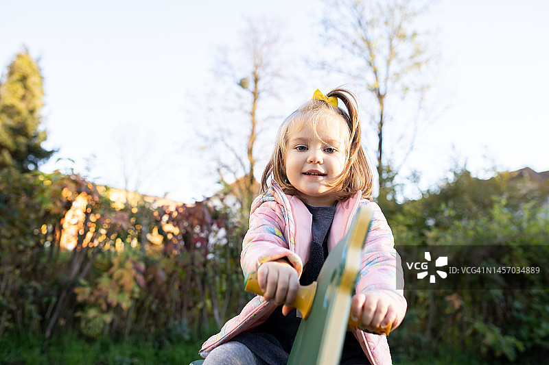 幼儿女孩荡秋千图片素材