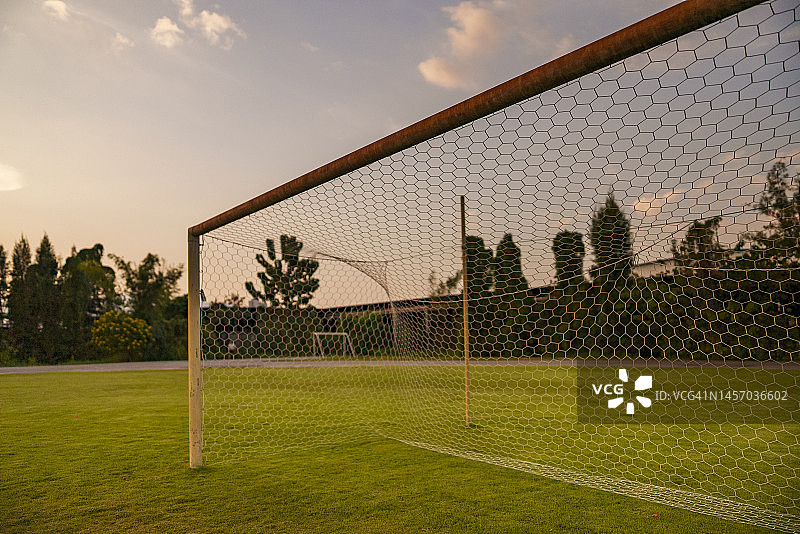 夕阳下的足球场和足球球门图片素材