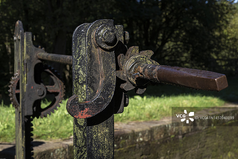 英国哈德斯菲尔德运河船闸机械图片素材