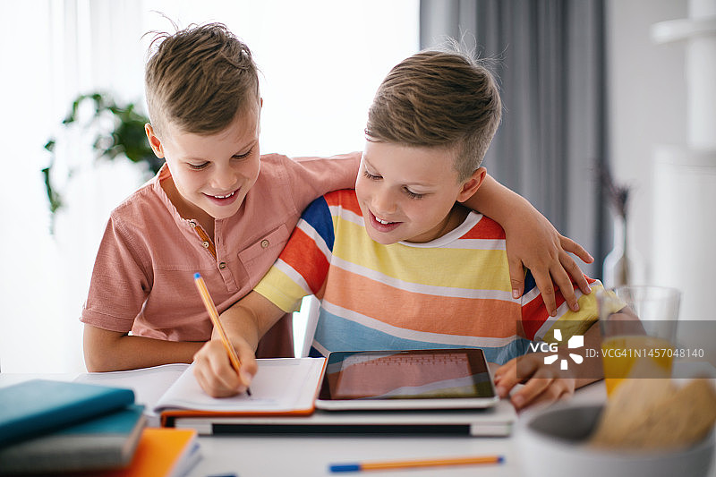 在家进行E-learning的年轻男孩图片素材