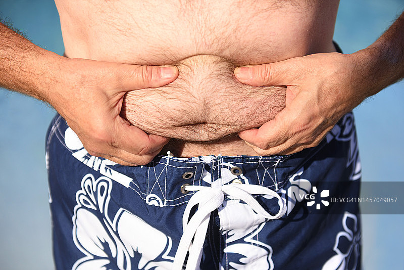 池塘边的肥胖男子图片素材