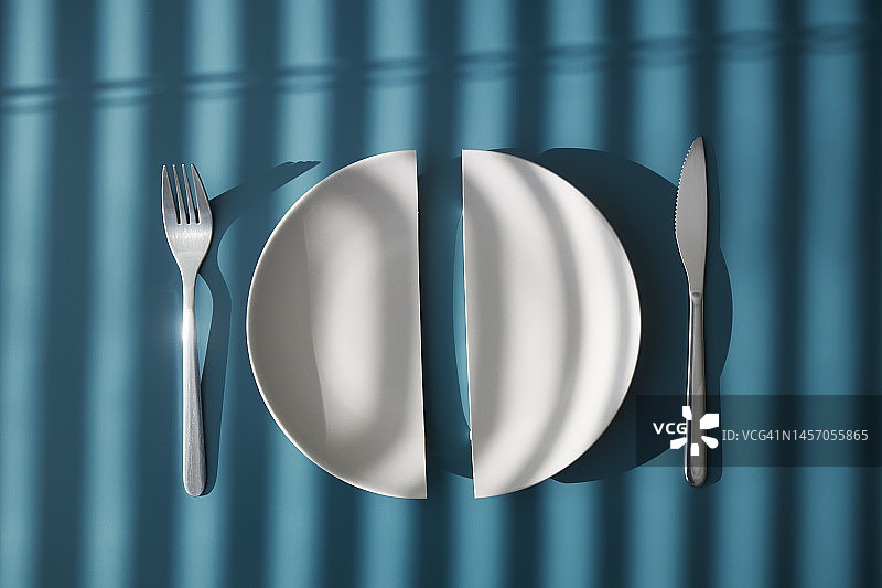 桌子上破碎的盘子的两半图片素材