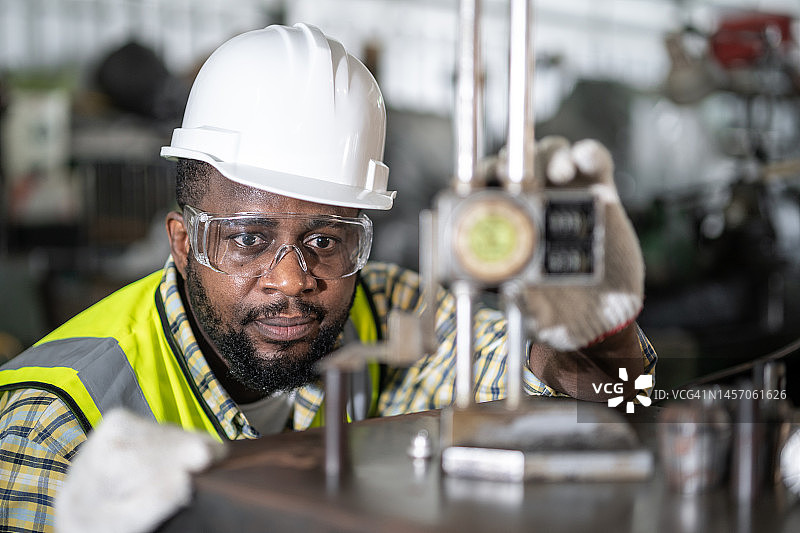 非裔美国车床工人在金属工业中使用铣床图片素材