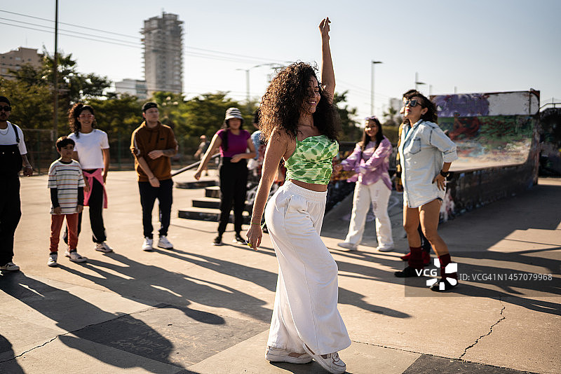 中年妇女在街头派对上和朋友们一起跳雷鬼舞图片素材