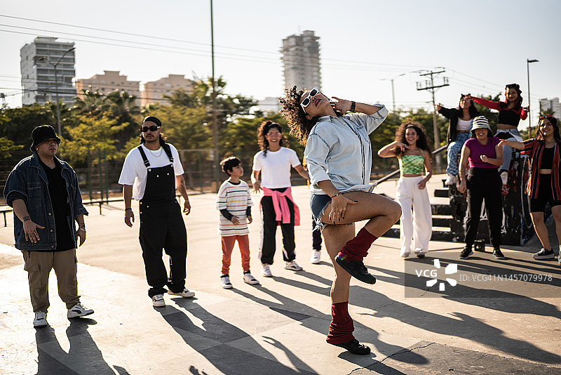 中年妇女在户外街头派对上跳雷鬼舞图片素材