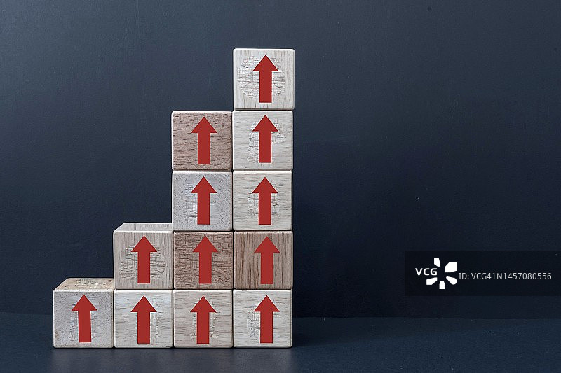 木块上的红色上升箭头：商业增长概念图片素材