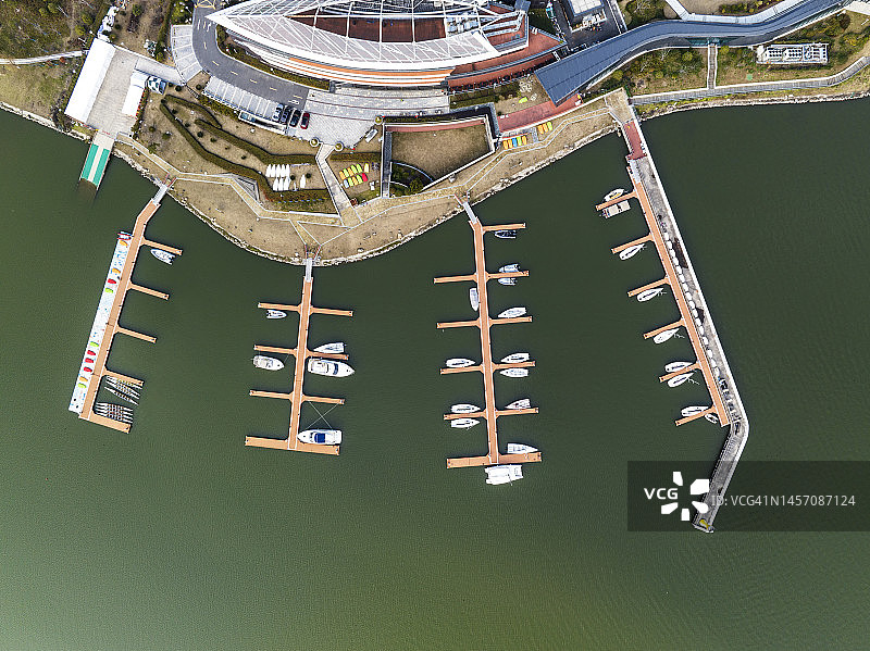 航拍视角：豪华游艇码头图片素材