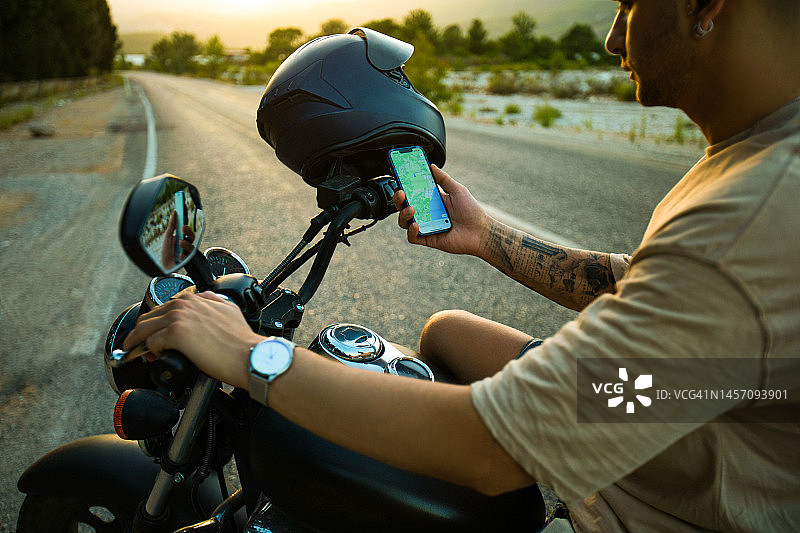 用智能手机查看地图图片素材