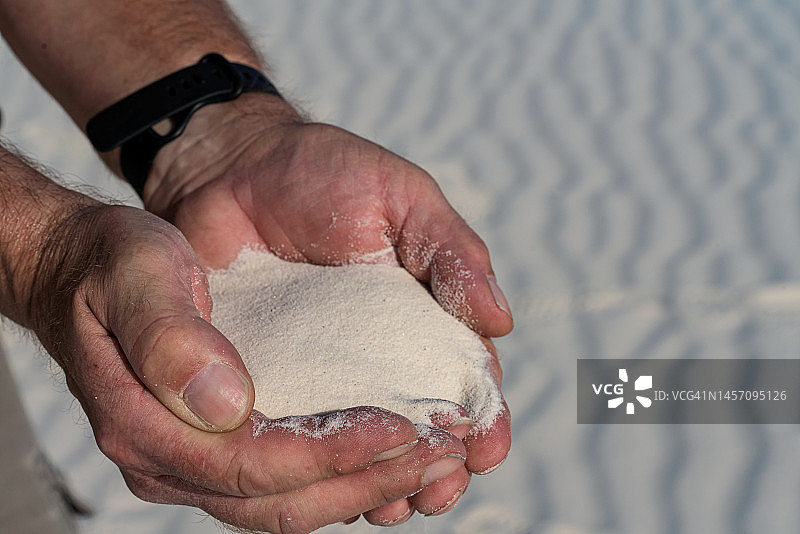 指缝间流逝的沙图片素材