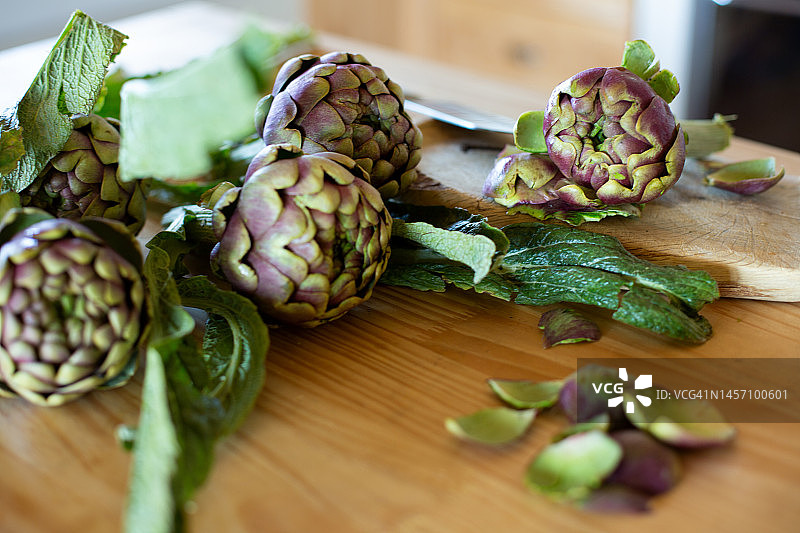 厨房桌上的新鲜朝鲜蓟图片素材