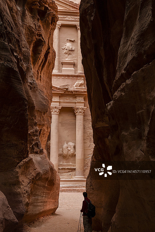通往约旦佩特拉古城宝库的蛇道图片素材