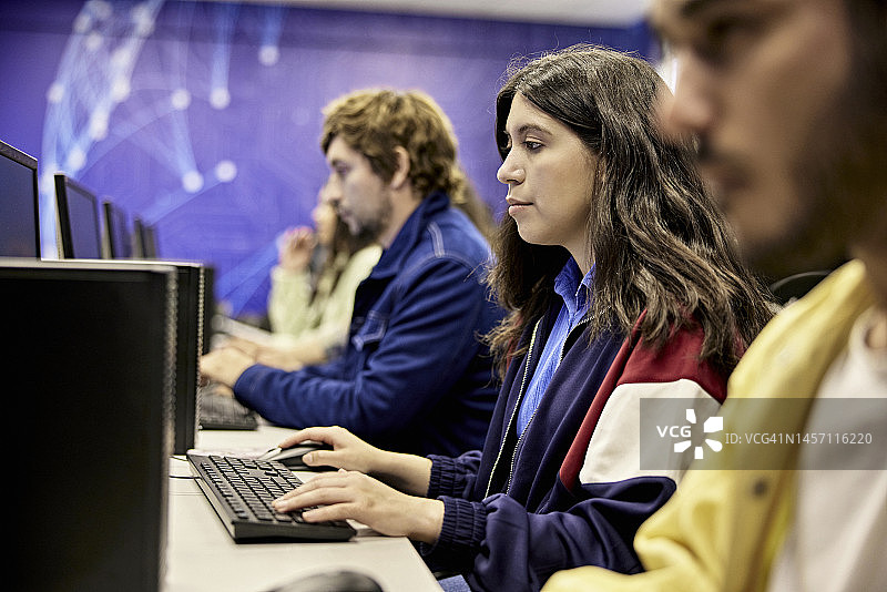 大学生在计算机实验室做项目图片素材