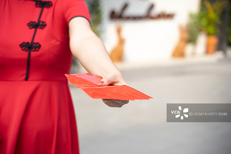 亚洲女性在农历新年庆祝活动中手持红包图片素材