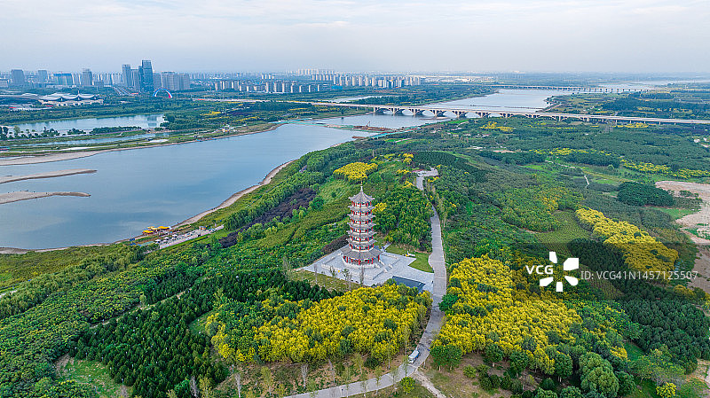 中国河北省石家庄市滹沱河生态区航拍：滨水公园兰秀塔图片素材