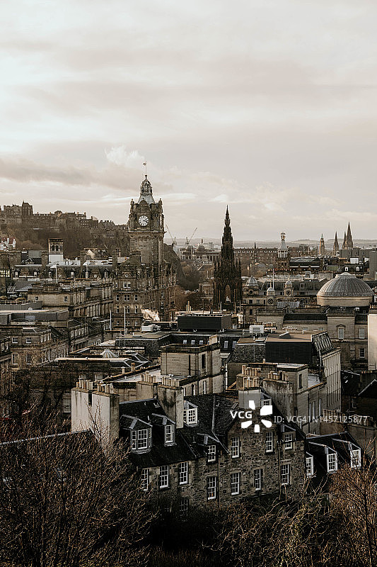 从卡尔顿山俯瞰爱丁堡图片素材