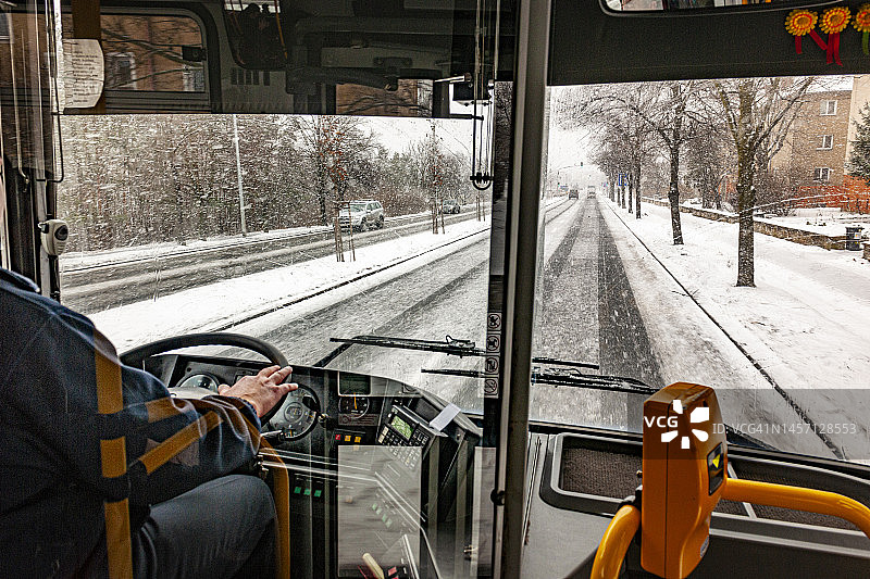 布拉格雪街上的巴士图片素材