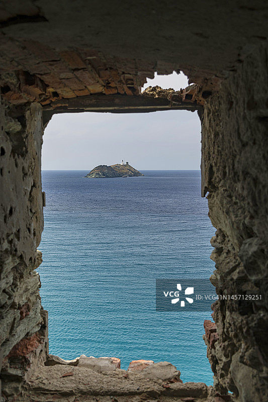 科西嘉岛，透过老塔窗户看海景图片素材