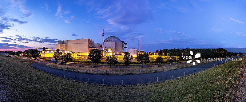 蓝色时分的核电站（德国石勒苏益格-荷尔斯泰因州布罗克多夫）图片素材