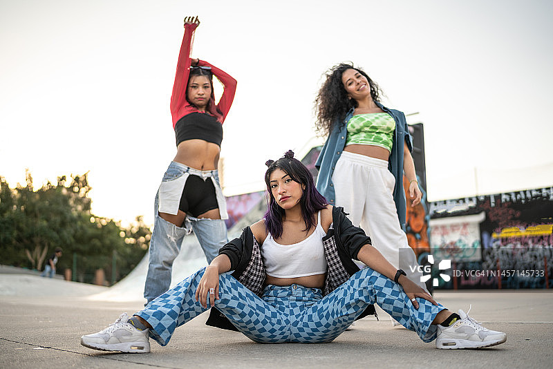 与表演团体在户外合影的年轻女人肖像图片素材