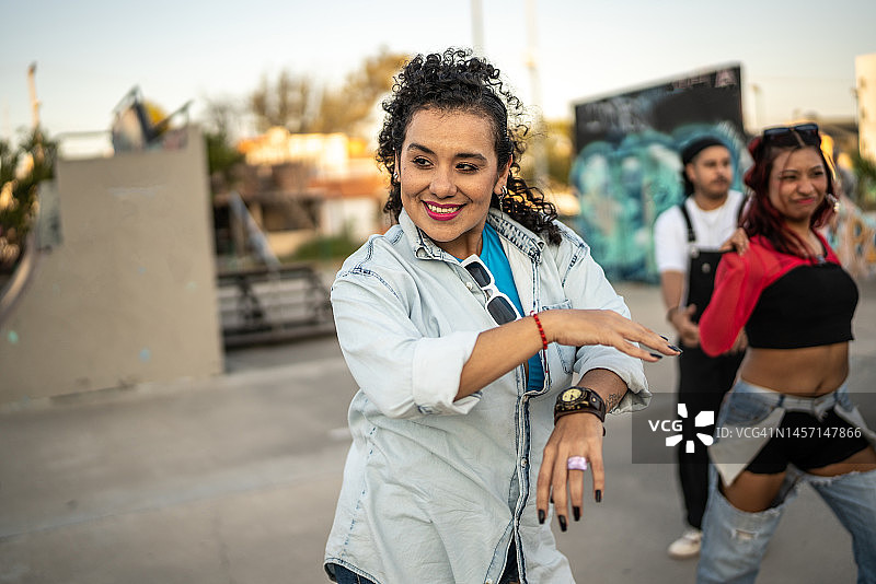 中年妇女在户外与朋友跳雷鬼舞图片素材