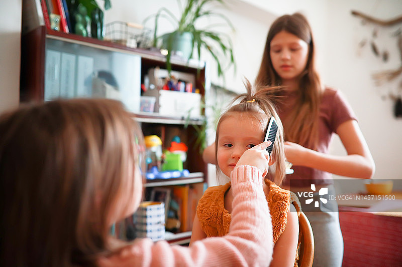 年轻女孩们玩角色扮演，扮演理发师图片素材