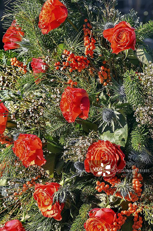 奥地利蒂罗尔州荣霍尔茨墓地的鲜花装饰图片素材