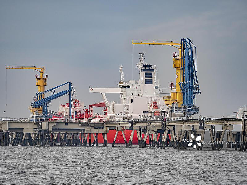 在德国威廉港的港口装载天然气的船只图片素材