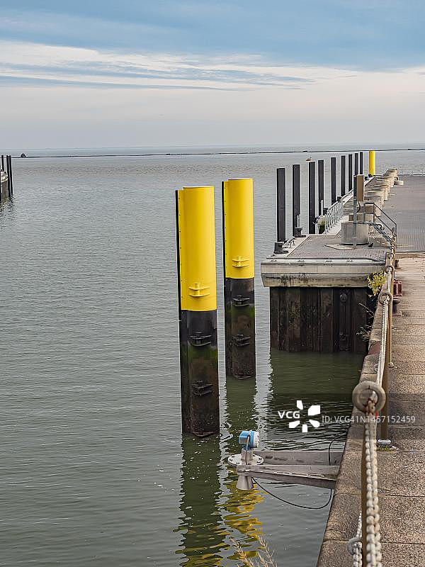 从威廉港海港眺望玉布森湾景色（德国下萨克森州威廉港）图片素材