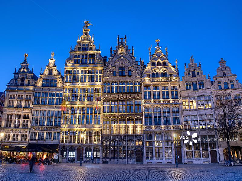 傍晚时分，比利时安特卫普大广场上的行会房屋建筑群（联合国教科文组织世界遗产）图片素材