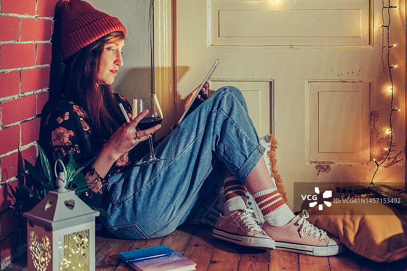 年轻女子在家用平板电脑看电影图片素材