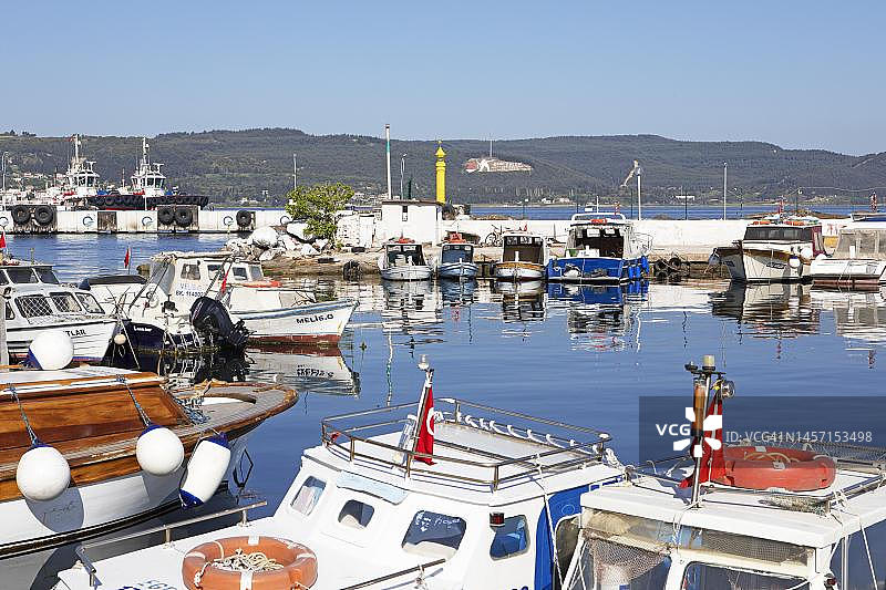 土耳其恰纳卡莱海港的船只图片素材