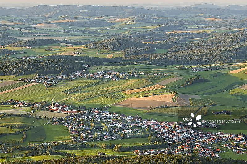从霍赫博根山看到的Neukirchen beim Heiligen Blut村庄和周围的景色,德国巴伐利亚州巴伐利亚森林图片素材
