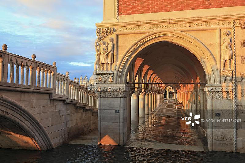 威尼斯总督宫一角，诺亚醉酒及其儿子图片素材