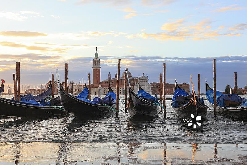 威尼斯圣乔治马焦雷岛修道院前的皮亚泽塔广场上的贡多拉，意大利图片素材