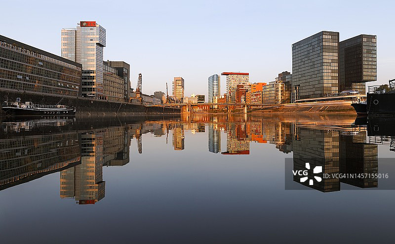 德国杜塞尔多夫媒体港口的现代建筑，北莱茵-威斯特法伦州图片素材