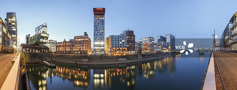 德国杜塞尔多夫媒体港口的现代建筑，北莱茵-威斯特法伦州图片素材