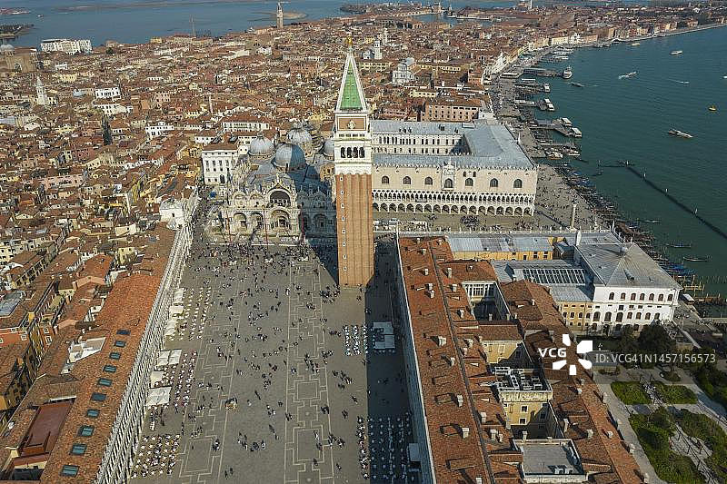 意大利威尼斯圣马可广场航拍：钟楼、圣马可大教堂和总督宫图片素材