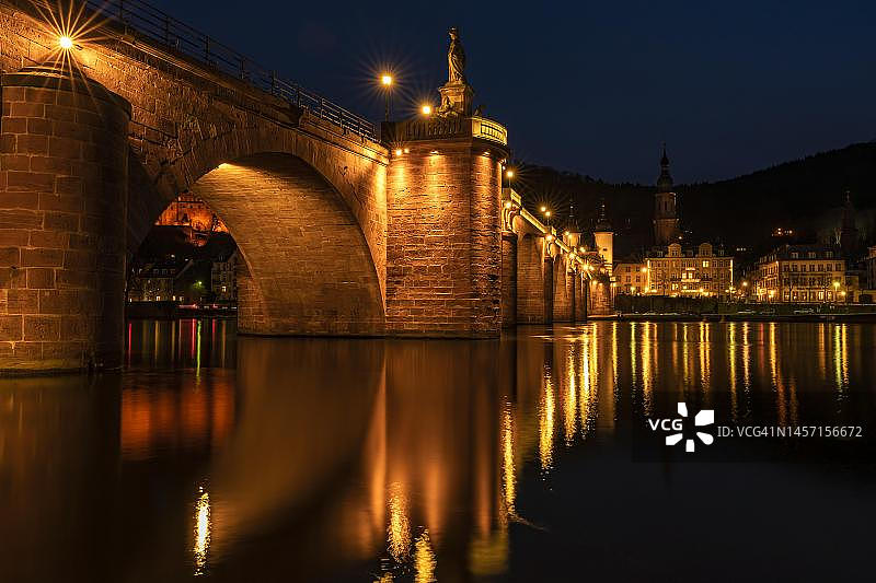 德国巴登-符腾堡州海德堡老桥夜景图片素材