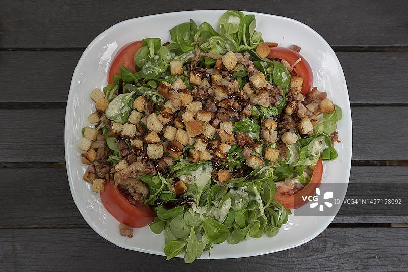 羊肉生菜配火腿和面包丁，德国巴伐利亚图片素材