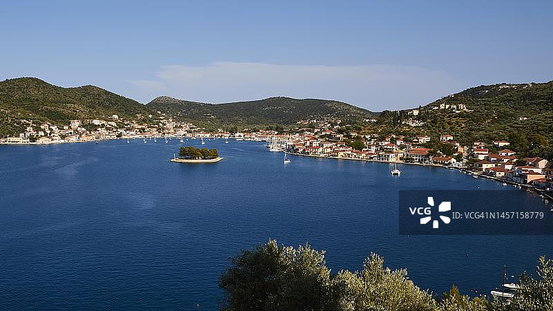 伊萨卡岛瓦蒂镇主镇、海湾、小岛和船只，希腊爱奥尼亚群岛图片素材