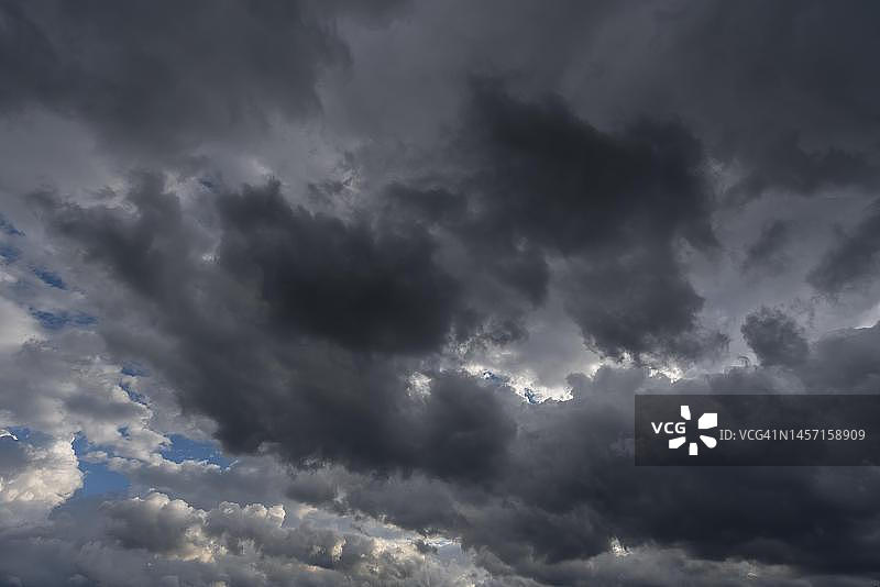 德国巴伐利亚州阿尔高上升雨云图片素材