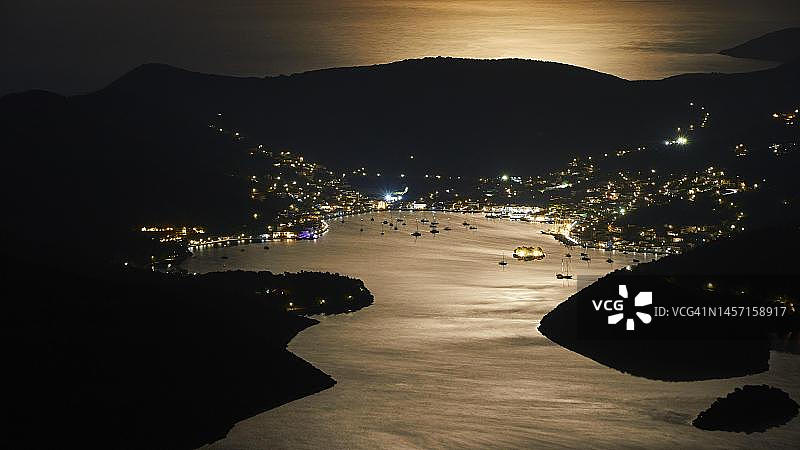 希腊伊萨卡岛瓦蒂主镇月光夜景照片图片素材